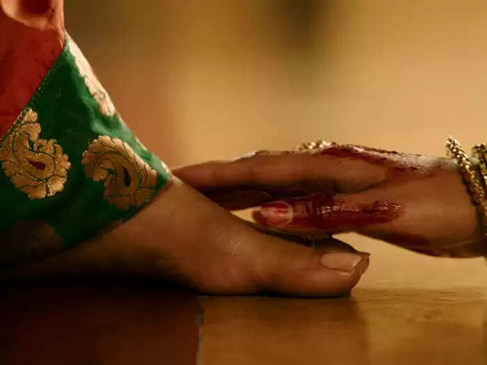 भारतीय संस्कृति में चरण स्पर्श की वर्जनाएं: जानें किन लोगों के पैर नहीं छूने चाहिए