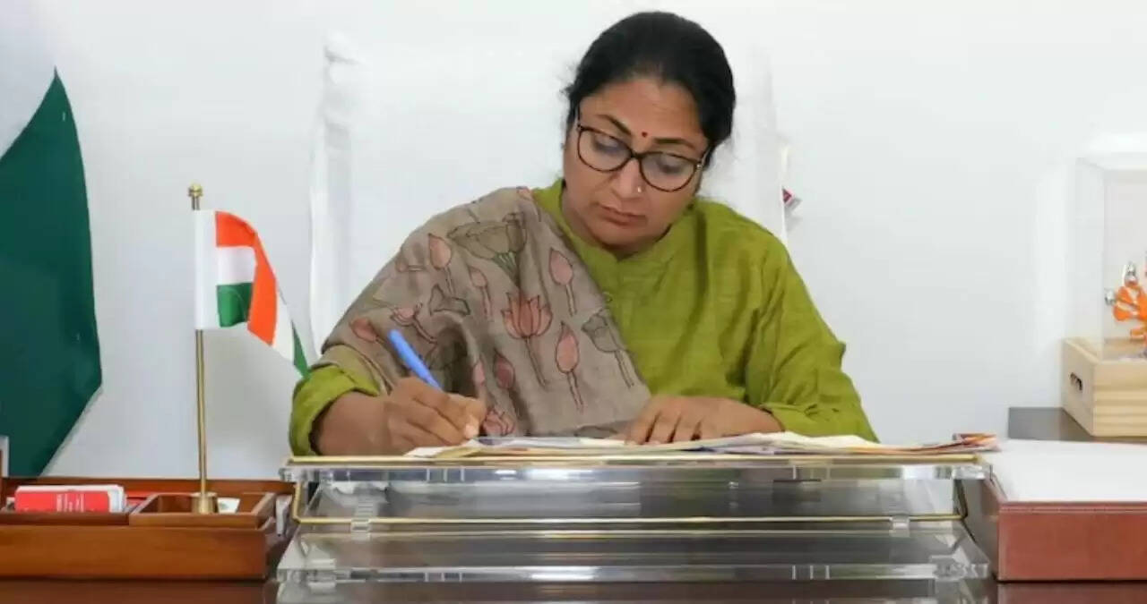 दिल्ली सरकार ने भ्रष्टाचार के खिलाफ कड़ा कदम उठाया, कई अधिकारियों को निलंबित किया