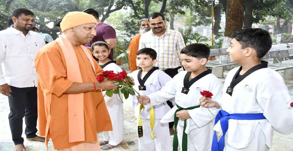 बाल दिवस : नन्हे योद्धाओं ने सीएम योगी को गिफ्ट किया गुलाब