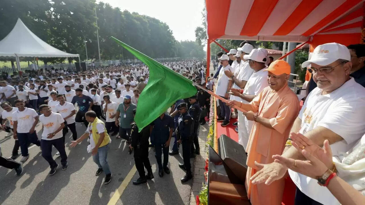 योगी आदित्यनाथ ने नमो युवा रन का उद्घाटन किया, जीएसटी सुधार पर चर्चा