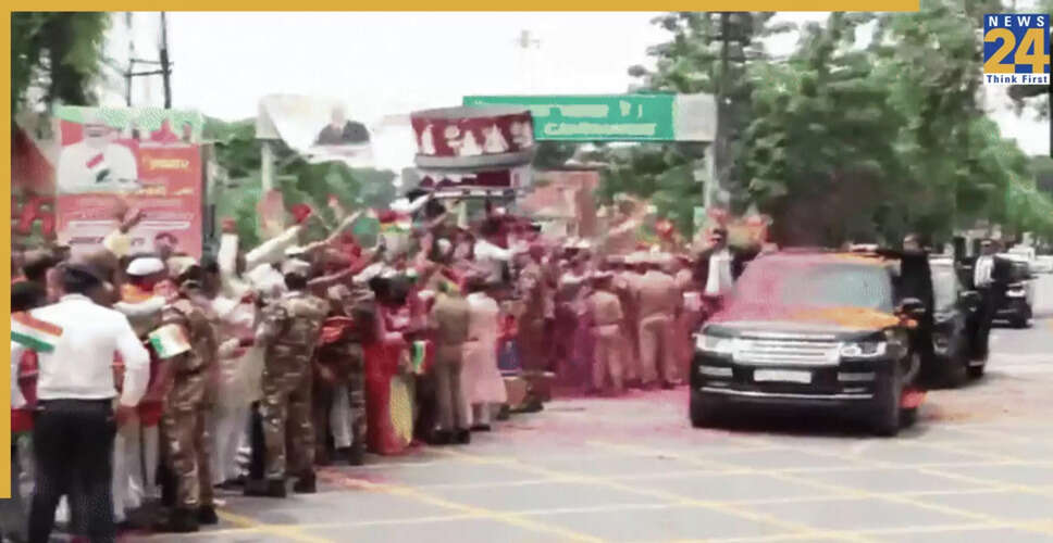 प्रधानमंत्री मोदी का वाराणसी में भव्य रोड शो, मॉरीशस के पीएम से होगी वार्ता