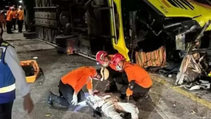 इंडोनेशिया में बस दुर्घटना: 16 लोगों की जान गई, मृतकों की संख्या बढ़ने की आशंका