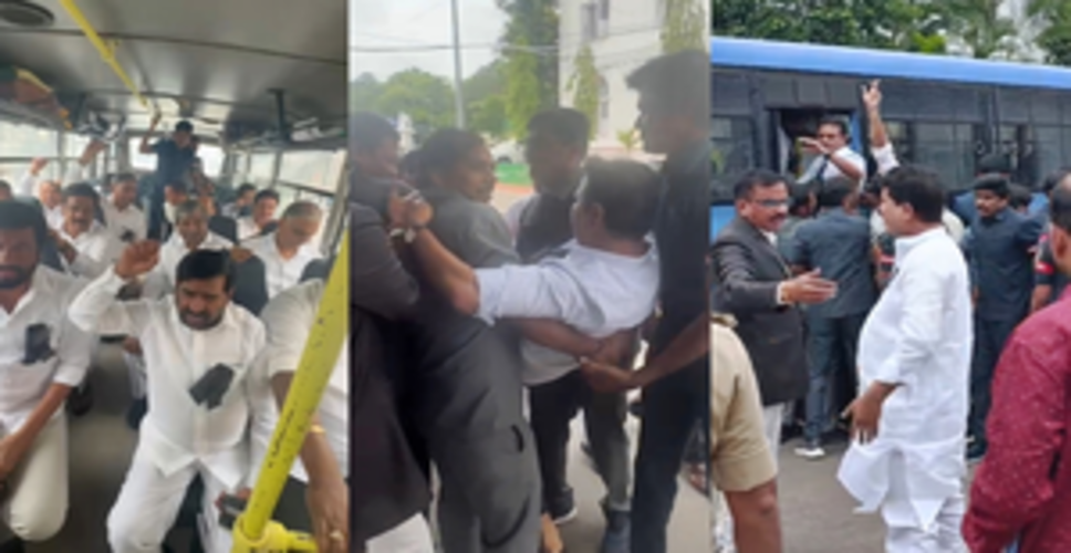 तेलंगाना विधानसभा परिसर में प्रदर्शन कर रहे बीआरएस विधायक हिरासत में लिए गए