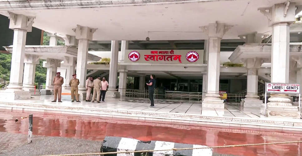 वैष्णो देवी यात्रा पर भूस्खलन का असर, श्रद्धालु फंसे