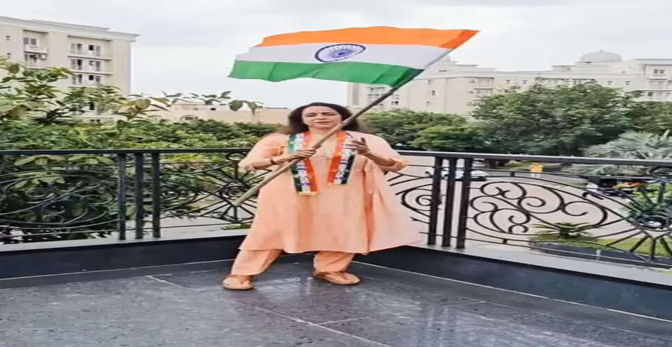 हेमा मालिनी का देशभक्ति भरा अंदाज, 'वंदे मातरम्' की गूंज के साथ लहराया तिरंगा