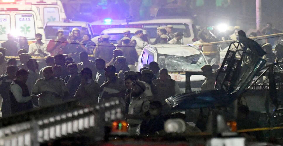 दिल्ली में लाल किले के पास कार विस्फोट: 10 की मौत, 30 घायल