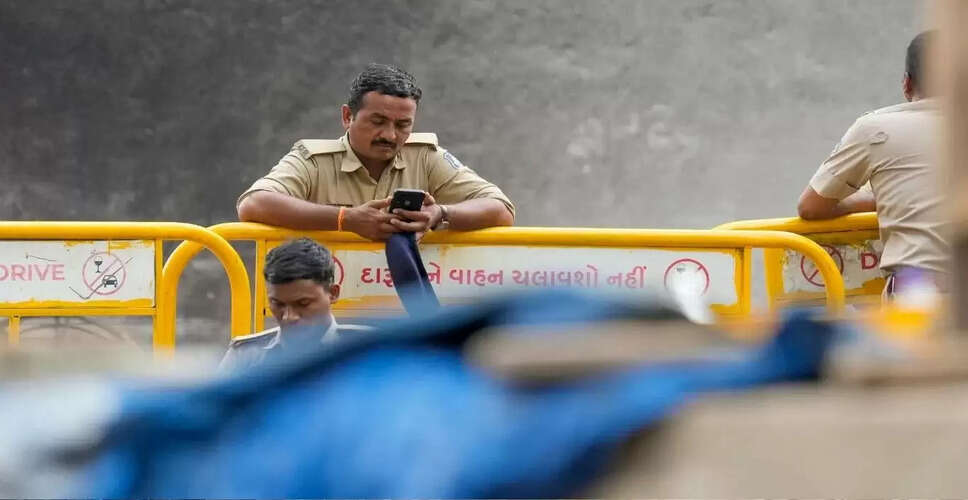 अहमदाबाद विमान हादसे में शवों की पहचान में देरी, परिजनों को करना होगा इंतजार