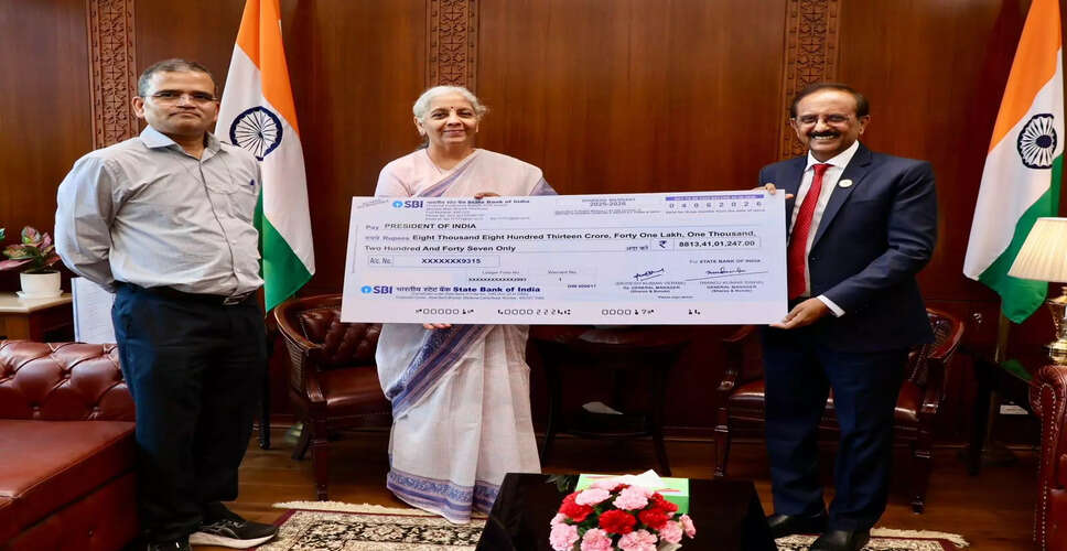 SBI ने केंद्र सरकार को 8,813 करोड़ रुपये का लाभांश चेक सौंपा