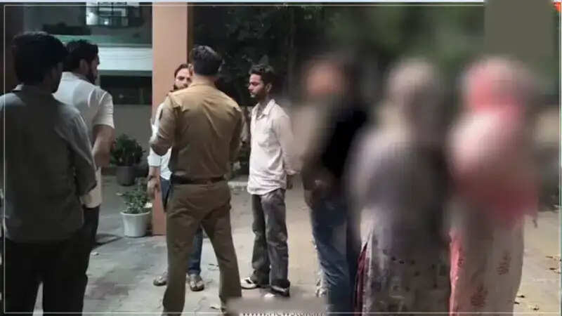 बागपत में छेड़खानी का मामला: युवती ने पुलिस को बुलाकर आरोपियों को पकड़ा
