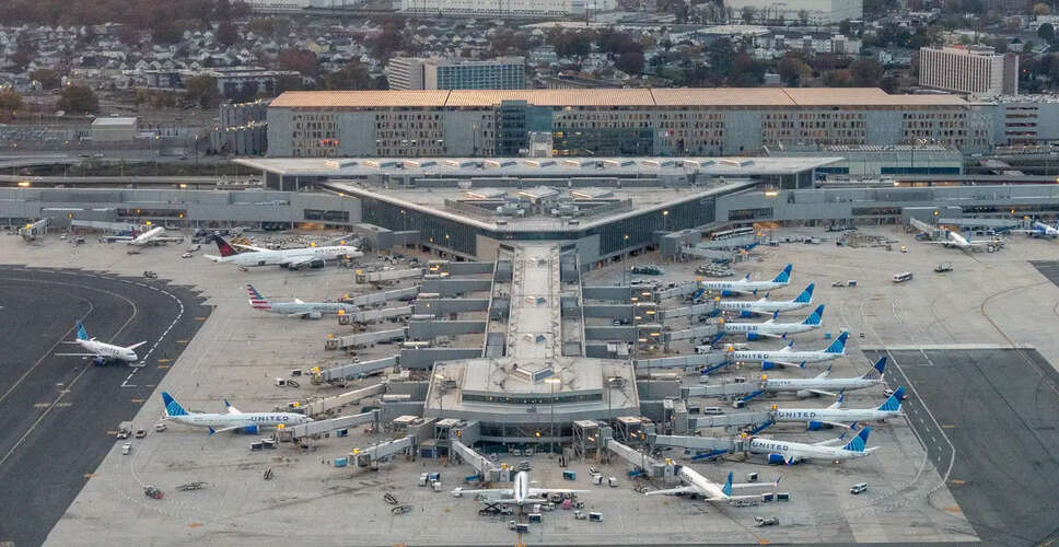 न्यूआर्क एयरपोर्ट के पास भयंकर आग, धुएं के गुबार आसमान में