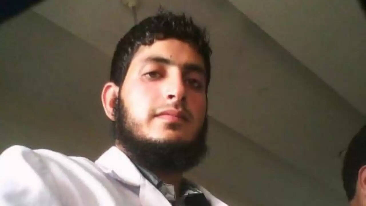 फरीदाबाद में डॉ. मुज़म्मिल के घर से विस्फोटक सामग्री और हथियार बरामद