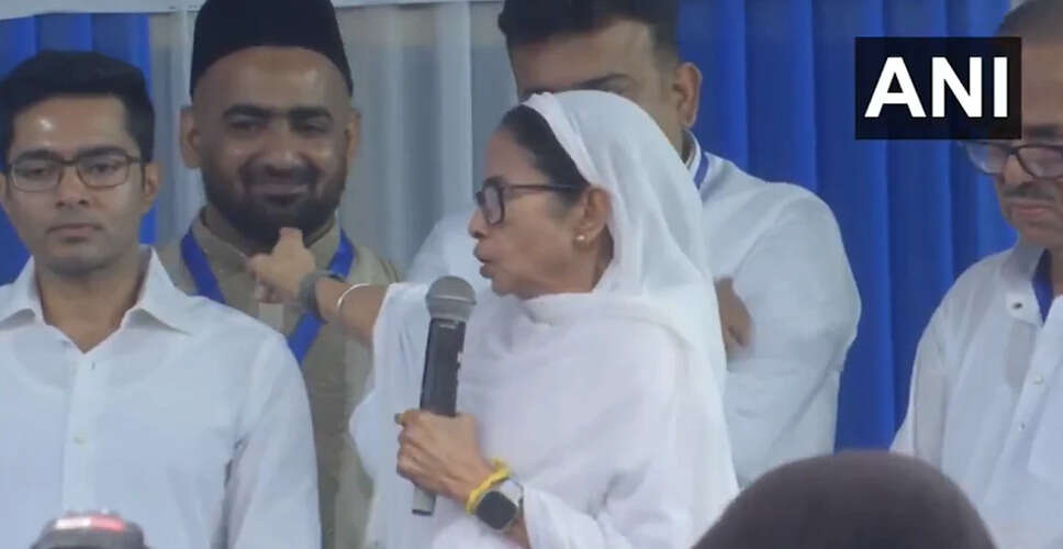 ममता बनर्जी ने मोदी को घुसपैठिया कहा, चुनावों में उठेगा विवाद