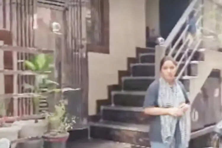 दिल्ली में पत्नी और सास पर पति को जलाने का आरोप