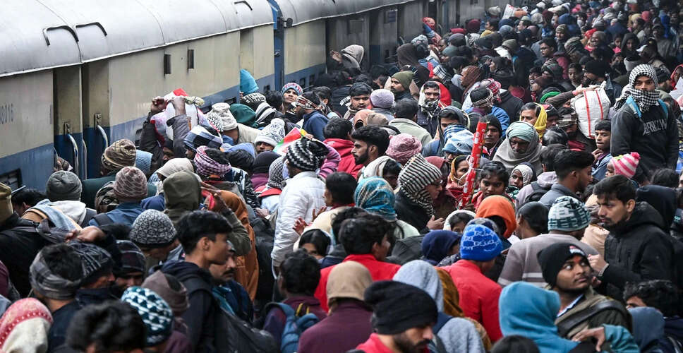 उत्तर प्रदेश के मऊ रेलवे स्टेशन पर बम की सूचना से मची अफरा-तफरी