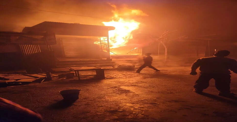 कोलकाता में भीषण आग से 200 दुकानें जलकर खाक