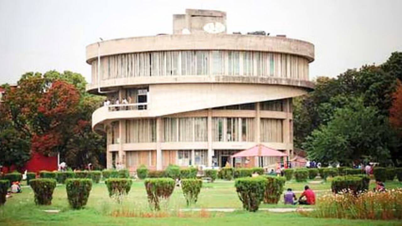 पंजाब यूनिवर्सिटी में सीनेट और सिंडिकेट भंग का निर्णय वापस, छात्रों का विरोध थमा