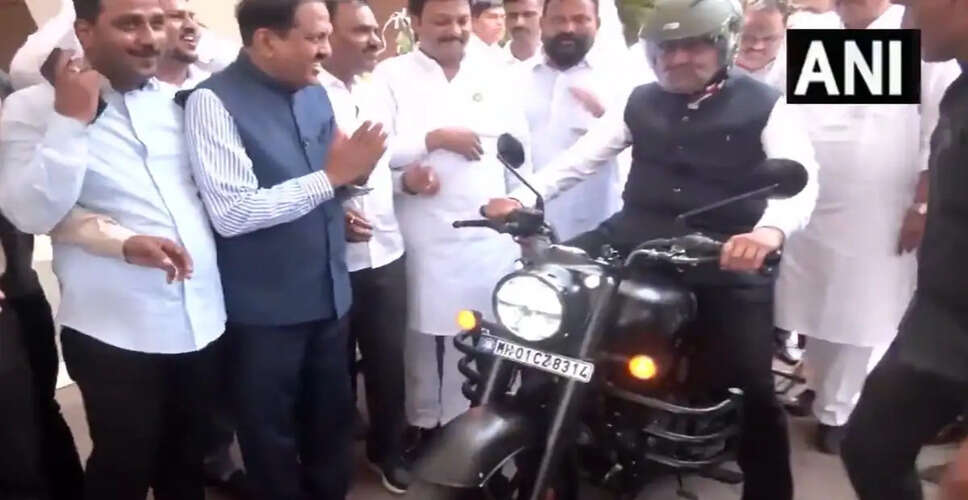 मुख्यमंत्री फडणवीस ने बाइक से विधानसभा पहुंचकर ईंधन बचत का संदेश दिया