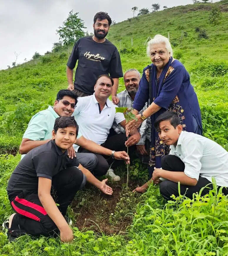सनावदिया में रक्षाबंधन पर पर्यावरण संरक्षण की अनोखी पहल