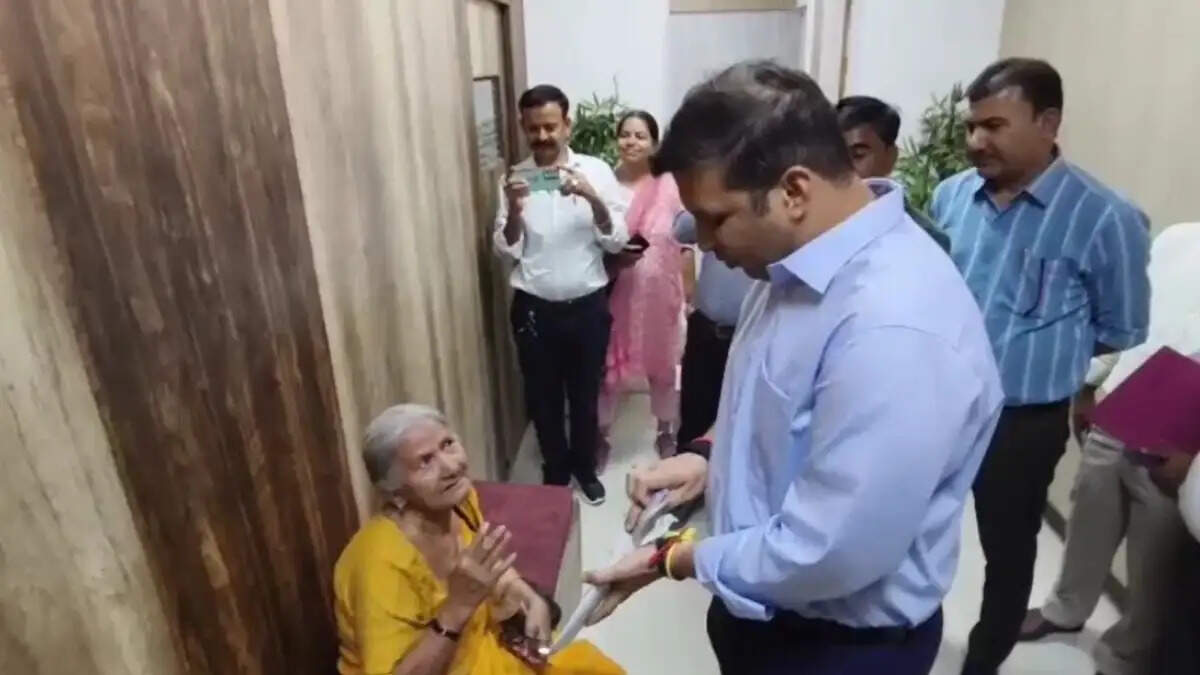 गाजियाबाद के डीएम ने बुजुर्ग महिला की मदद कर दिखाई इंसानियत की मिसाल