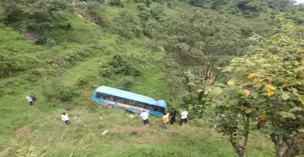 हिमाचल प्रदेश : मंडी में एचआरटीसी की बस खाई में गिरी, 7 की मौत, सीएम सुक्खू ने जताया दुख