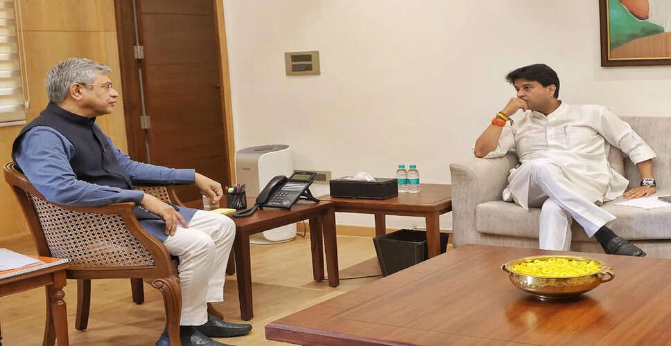 रेल कनेक्टिविटी को सुदृढ़ करने के लिए सिंधिया की बैठक