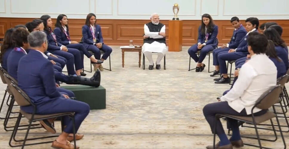 प्रधानमंत्री मोदी ने महिला क्रिकेट टीम से की मुलाकात, विश्व कप जीत पर दी बधाई