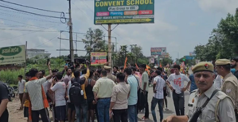 हापुड़ में मदरसे के बाहर मुस्लिम युवकों ने कांवड़ियों पर थूका, हिंदू संगठनों ने की कार्रवाई की मांग