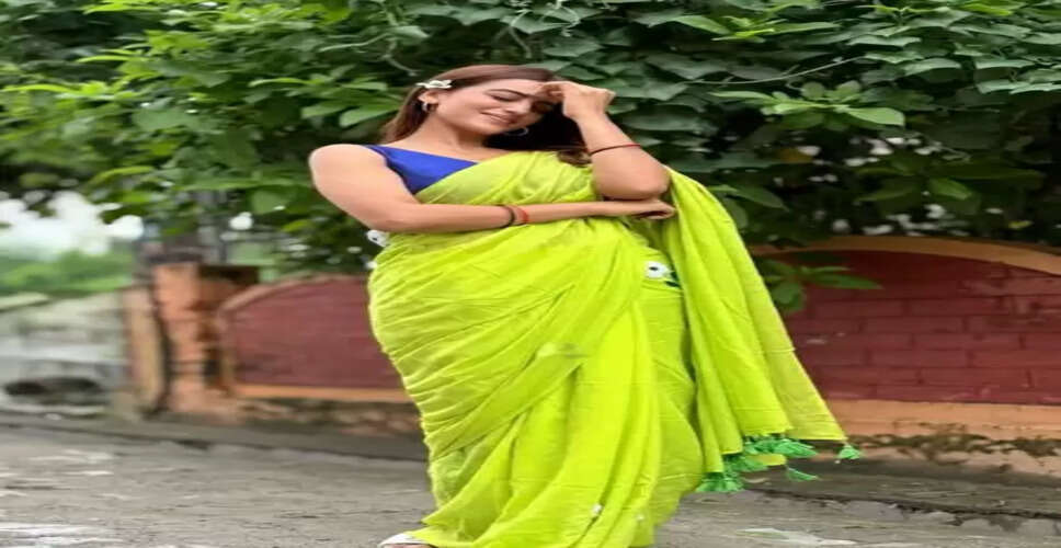 बालों में फूल लगाकर शर्माई अक्षरा सिंह, ट्रेडिशनल अवतार से जीता फैंस का दिल