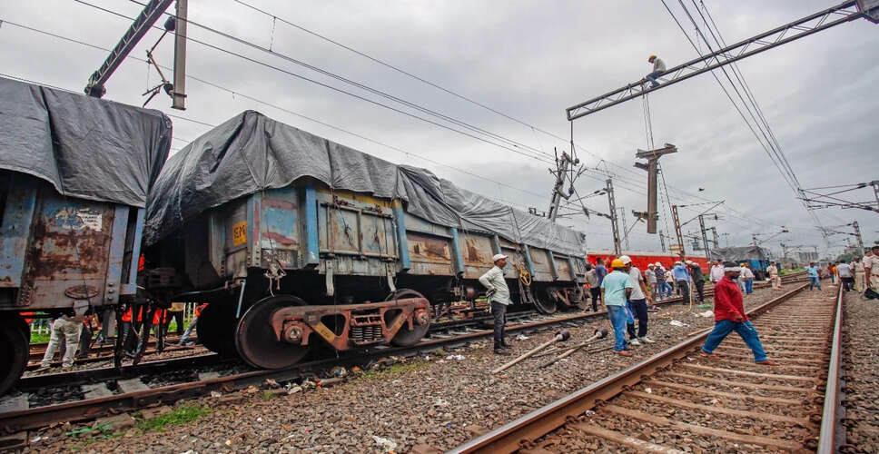 दिल्ली में रेलगाड़ी का डिब्बा पटरी से उतरा, कोई हताहत नहीं