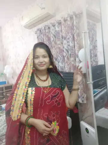 आईपीएस सरोज कुमारी ने जुड़वा बच्चों को दिया जन्म, पारंपरिक वेशभूषा में नजर आईं