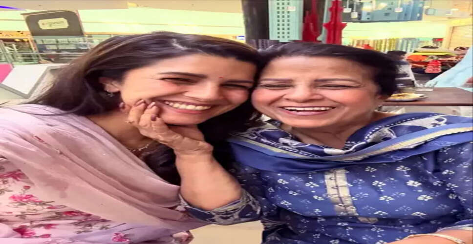 निमरत कौर ने मां को दी जन्मदिन की बधाई, बोलीं - 'आप मेरी पहली गुरु'