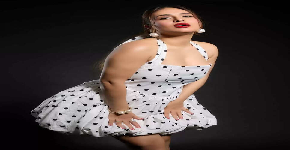 नेहा मलिक का नया लुक: सफेद पोल्का डॉट ड्रेस में नजर आईं