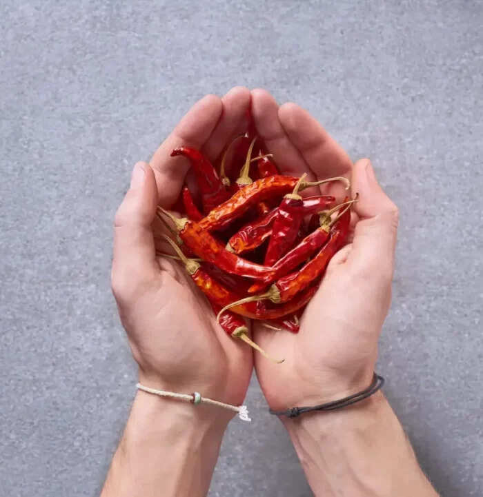हाथ में न दें ये चीजें: ज्योतिष और वास्तु के अनुसार नुकसान से बचें