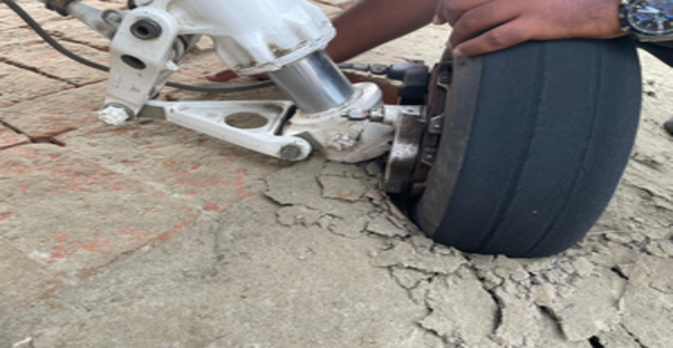 चिराग पासवान के हेलीकॉप्टर का चक्का मिट्टी में धंसा, बड़ा हादसा टला