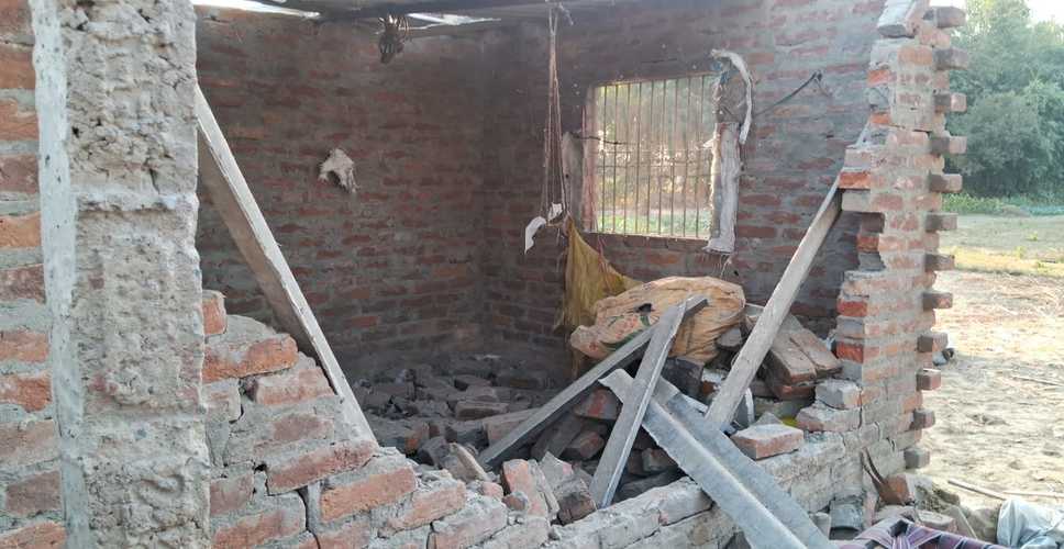 बिहार में अवैध पटाखा कारखाने में विस्फोट, तीन लोग बुरी तरह झुलसे