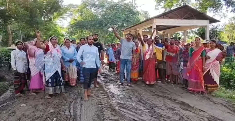 जोरहाट में चाय बागान श्रमिकों का सड़क मरम्मत के लिए प्रदर्शन