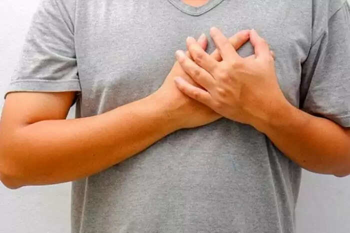 पुरुषों में ब्रेस्ट कैंसर: लक्षण, कारण और उपचार