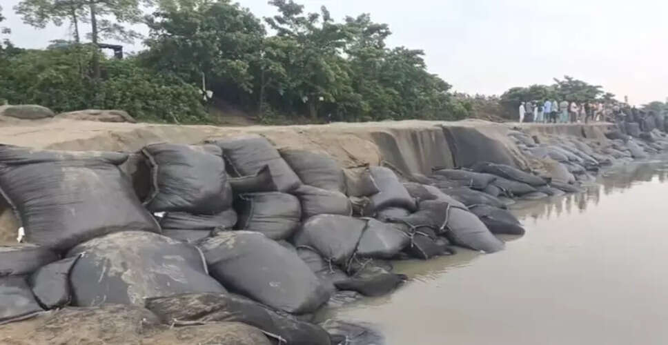 ब्रह्मपुत्र की कटाव से बिस्वनाथ में मस्जिद और निवासियों का संकट