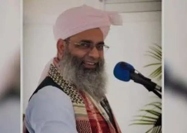 ब्रिटिश नागरिकता के बावजूद मौलाना पर लगे गंभीर आरोप, मदरसा बोर्ड ने की कार्रवाई