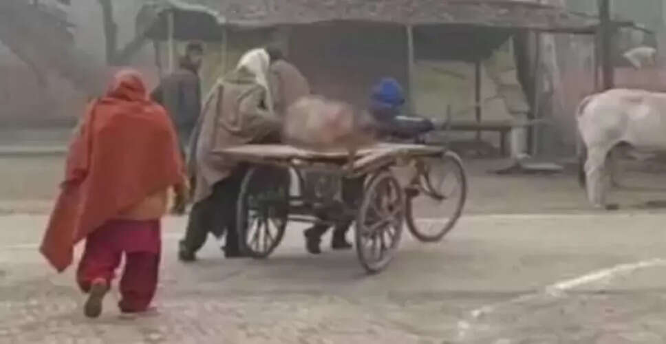 पीलीभीत में शव ठेले पर ले जाने के मामले में स्वास्थ्यकर्मियों पर कार्रवाई