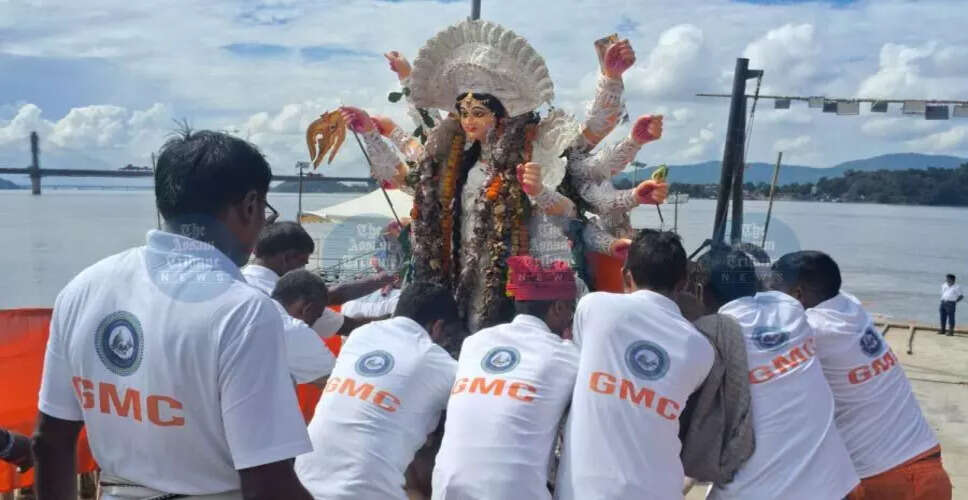 गुवाहाटी में दुर्गा पूजा का समापन: भक्तों ने श्रद्धा के साथ की मूर्तियों की विसर्जन