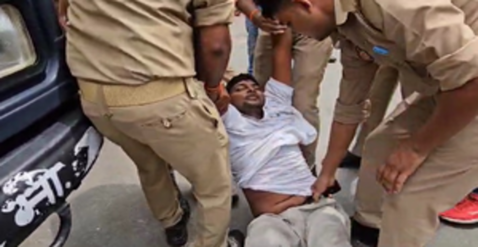 69,000 शिक्षक भर्ती मामले को लेकर प्रदर्शनकारियों ने किया केशव प्रसाद मौर्य के घर का घेराव, पुलिस से हुई झड़प
