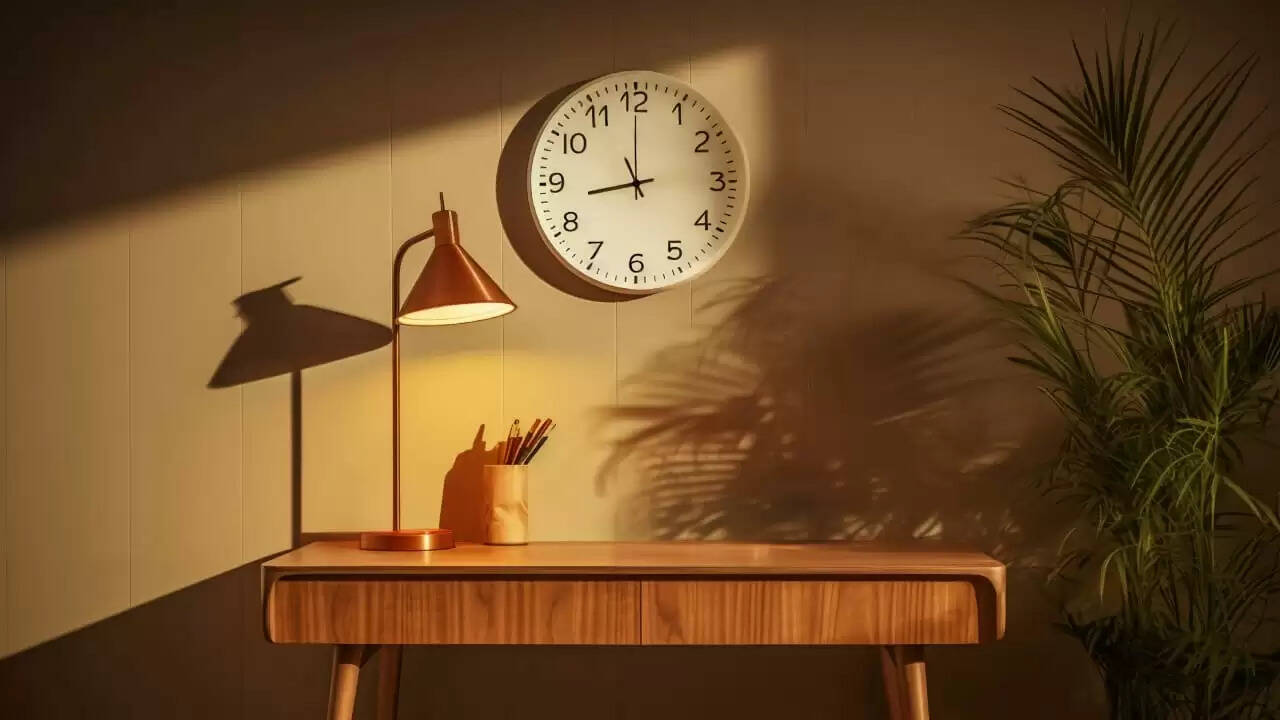 वास्तु शास्त्र के अनुसार घर में घड़ी लगाने के सही दिशा के टिप्स