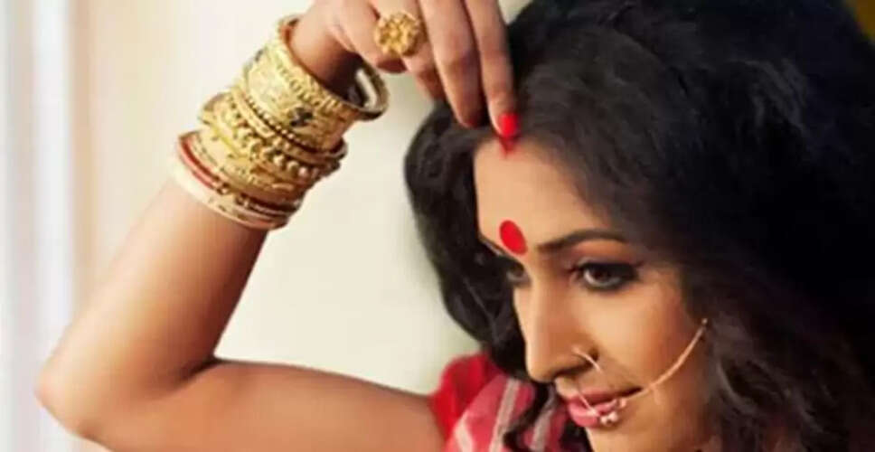 सिंदूर के अनोखे डिज़ाइन: एक महिला ने बनाए 50 अलग-अलग स्टाइल