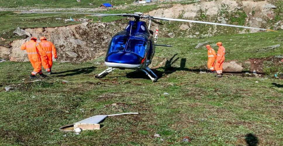 महाराष्ट्र में बाढ़ के कारण महिला स्वास्थ्यकर्मी को हेलीकॉप्टर से अस्पताल पहुंचाया गया