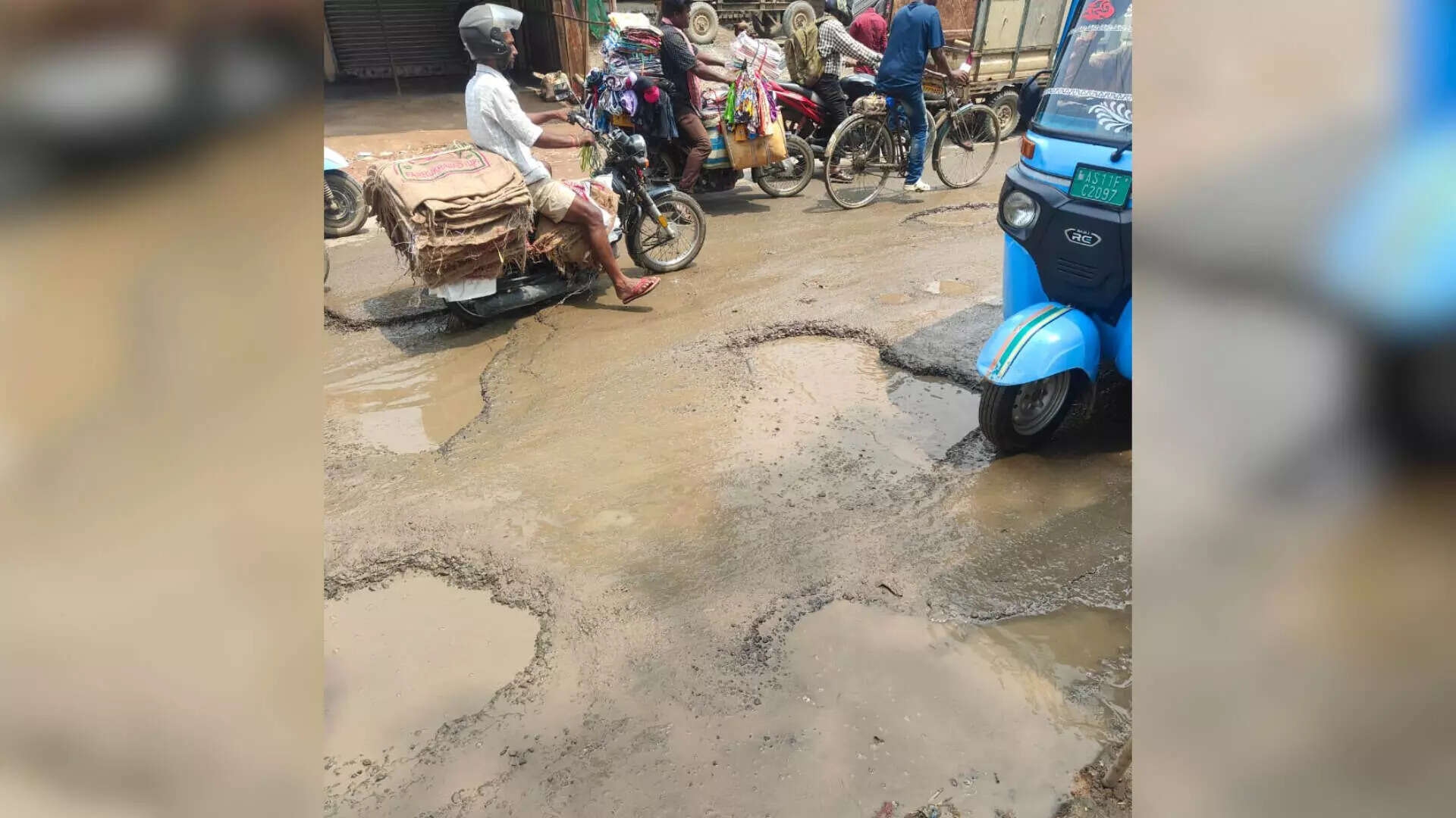 सिलचर और असम विश्वविद्यालय को जोड़ने वाली सड़क की स्थिति गंभीर, छात्रों में बढ़ी चिंता