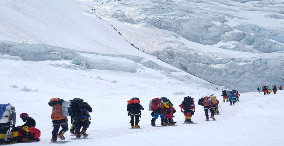 माउंट एवरेस्ट पर चढ़ाई का नया रिकॉर्ड, तीन भारतीय शामिल