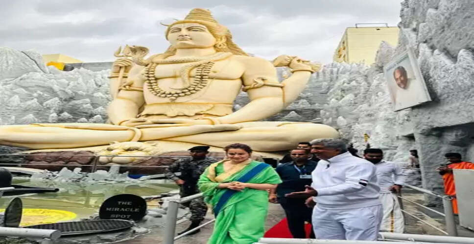 बेंगलुरु के प्राचीन शिवोहम शिव मंदिर पहुंचीं कंगना रनौत, किए दर्शन
