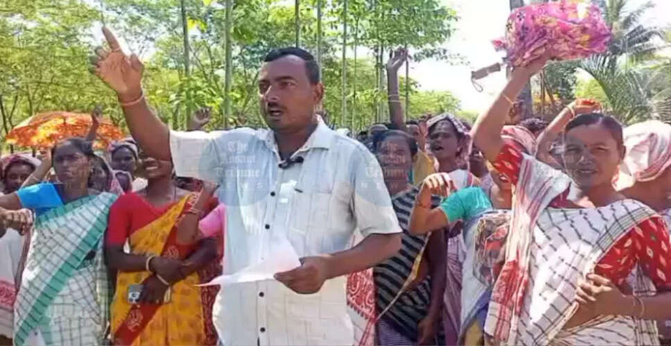 चुंगी चाय बागान के श्रमिकों का वेतन वृद्धि के लिए प्रदर्शन