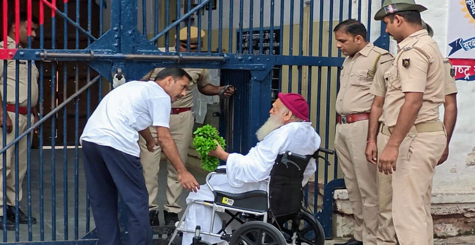 गुजरात उच्च न्यायालय ने आसाराम को दी अंतरिम ज़मानत, स्वास्थ्य कारण बताए